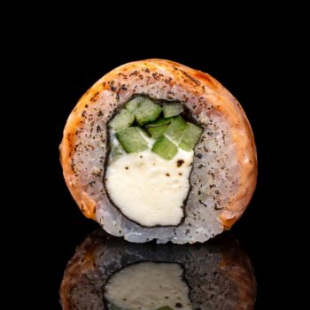 Опаленный ролл "Филадельфия с лососем"